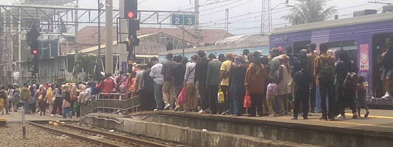 Penumpang KRL Rute Jakarta Kota - Bogor Membludak, Desakan Tak Bisa ...