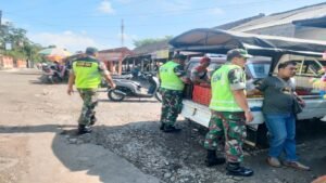 Ciptakan Situasi Yang Aman Dan Kondusif, Anggota Koramil Jajaran Kodim 0808/Blitar Laksanakan Patroli Di Wilayah Masing-Masing