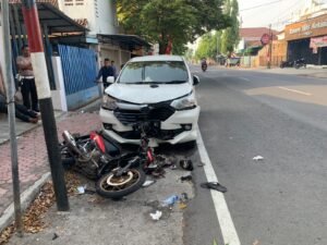 Unit Laka Polres Blitar Kota Datangi TKP Pemuda Tabrak Mobil Parkir Pinggir Jalan