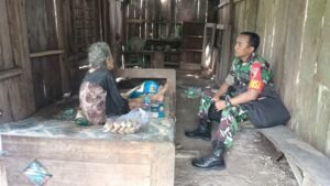 Bantu Atasi Kesulitan Warga Binaannya, Anggota Koramil Bakung Laksanakan Kegiatan Babinsa Masuk Dapur