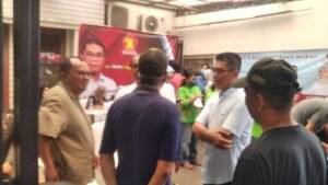 H. IMAN SATRIA CALEG DPRD FRAKSI GERINDRA DAN HJ HIMMATUL ALIYAH CALEG DPR RI DAPIL 2 DKI JAKARTA MENGGELAR DOKLING DAN BAZAR DI RW 01 KELURAHAN TANAH TINGGI