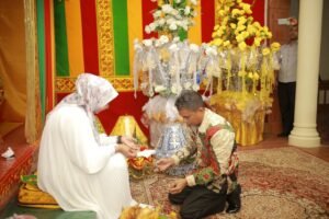 DWP Dan TP PKK Kabupaten Naga Raya Melakukan Peusijuek Pj Bupati Pulang Menunaikan Ibadah Umroh