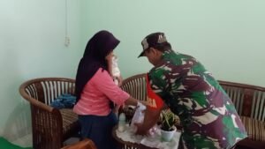 Peduli Anak Stunting, Babinsa Koramil Wonodadi Laksanakan Kegiatan Anjangsana Dan Berikan Bantuan Gizi Tambahan