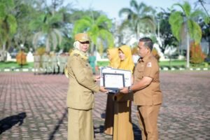 Pemkab Nagan Raya Memberikan Penghargaan kepada Pegawai Negeri Sipil Teladan tahun 2023