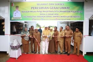 Pj Bupati Nagan Raya Meresmikan Gerai UMKM diHalaman Masjid Giok
