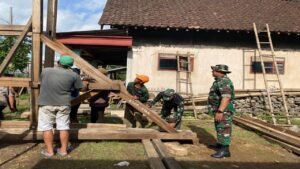 Dukung Pembangunan Mushola Al Muttaqin, Anggota Koramil Gandusari Gelar Gotong Royong Bersama