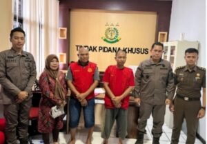 Penyerahan Tersangka Dan Barang Bukti Tahap 2 Dalam Perkara Tindak Pidana Korupsi A/N Terdakwa Indra Jaya, S, Ag, Bin H, Hamidi, DKK