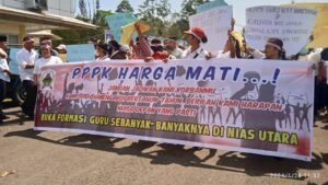 Guru GTT Dan PPT Berunjuk Rasa Di Halaman Kantor Bupati Nias Utara