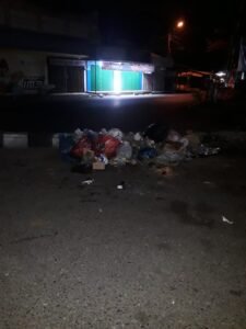 Dijalan T.umar Meulaboh Tepatnya Di Road barrier Bundaran Taman Bunga Telah Menjadi Tempat Pembuangan Sampah