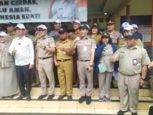 Polsek Johar Baru Dan Tiga  Pilar  Lakukan Pengamanan Atas Kunjungan PJ Gubernur DKI Jakarta Bersama  Walikota Jakarta Tinjau Pelayanan Kelurahan Galur Dan Paket Sembako Murah