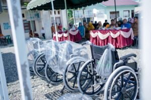 Pj Bupati Nagan Raya Menyerahkan Bantuan kursi Roda Sebanyak 20 Unit Kepada Penyandang Disabilitas