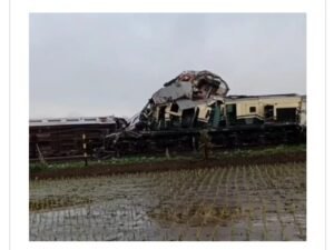 Adu Banteng Kereta Api Turangga Vs Kereta Commuter 350