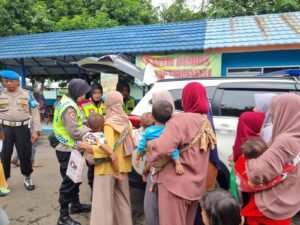 Cegah Stunting, Polresta Cirebon Salurkan Bantuan Paket Bantuan Makanan Sehat kepada Masyarakat