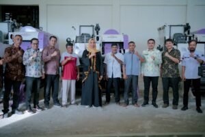 Pj Bupati Nagan Raya menyerahkan bantuan tiga unit mesin Combine Hasvester Besar Untuk Pabrik Padi LPM Gampong Pulo ie