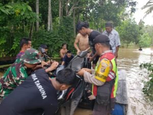 Polres OKU Giat Monitoring Banjir di Wilayah Kec Baturaja Timur