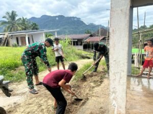 Satgas Pamtas RI-Malaysia Yonarmed 16/TK Bantu Siswa-Siswi Membersihkan Sekolah Akibat Banjir