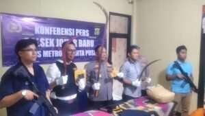 POLSEK JOHAR BARU GELAR KONFERENSI PERS UNGKAP 5 TINDAK PIDANA.