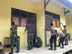 Satgas Pamtas RI-Malaysia Yonarmed 16/TK Bantu Pengecatan Sekolah