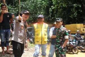 Tinjau Lokasi Longsor, Kapolres Lampung Barat Minta Kementerian PUPR Untuk Bertindak Cepat