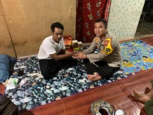 Kapolsek Matan Hilir Selatan Jenguk Anggota KPPS Desa Sungai Pelang Yang Sakit