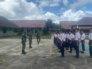 *Yonarmed 16/TK Pos Gabma Aruk Ajarkan Kepelatihan PBB Kepada Siswa di Perbatasan RI-Mly)