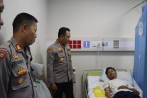 Bentuk Kepedulian Kapolres Cirebon Kota Jenguk Anggota PPK Yang Sakit
