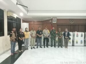 Pendistribusian Logistik pemilu Kecamatan Makasar dari gudang Gor makasar menuju kelurahan Halim perdanakusuma Dengan Pengamanan TNI Polri