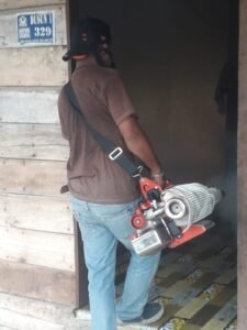 DALAM RANGKA PENCEGAHAN DBD, PUSKESMAS JOHAN PAHLAWAN MELAKUKAN FOOGING