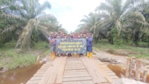 Peduli Masyarakat Perbatasan, Satgas Pamtas RI-MLY Yonarmed 16/TK Pos Kumba Semunying Laksanakan Karya Bhakti Perbaikan Jembatan