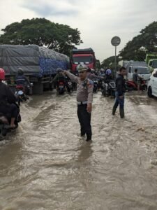 Polresta Cirebon Bantu Warga Terdampak Banjir Di Kabupaten Cirebon
