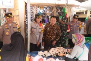 Jum’at Curhat; Kapolres Pesawaran Dampingi Pejabat Polda Lampung cek Harga Sembako Di Pasar Gedong Tataan