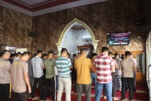 Sholat Ashar Berjamaah, Anggota Polres Langkat Menjadi Imam Di Mesjid Darus Salam.