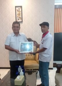 Penyampaian Piagam dan Plakat Golden Award IWO Indonesia kepada Pemkot Kediri melalui Sekda Kota Kediri