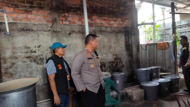 Menindak Lanjuti Laporan Warga Melalui Aplikasi Banpol (BantuanPolisi) Aparat Polres Prabumulih Sidak ke Tempat Pembuatan Arak (Ciu)