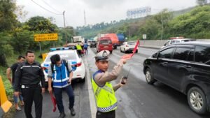 Satlantas Polres Purwakarta Bantu Evakuasi Mobil Truk Terguling Di Tol Cipularang
