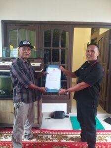 KetuaDPD (GRIB)DENDI ALBAR SH.serahkan surat mandat kediaman nya