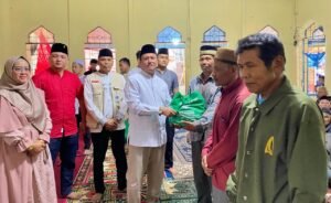 Lakukan Safari Ramadhan Perdana, Pj Bupati Nukman Serahkan 50 Paket Sembako.