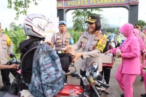 Jelang buka puasa, Kapolres Pesawaran bagikan takjil kepada Pengendara hari ke-empat Puasa