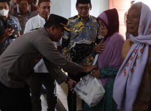 Berkah Ramadhan, Kapolres Lampung Tengah Bagi Bagi Sembako Untuk Warga Membutuhkan