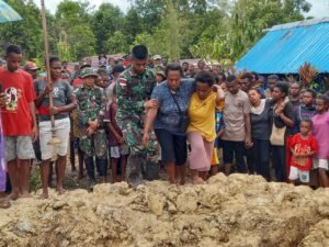 Ringankan Beban Duka Warga, Satgas Yonif 125/SMB Bantu Proses Pemakaman