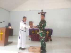 Tingkatkan Keimanan Dan Ketakwaan, Satgas Pamtas RI-Malaysia Yonarmed 16/TK Bagikan Alkitab Kepada Masyarakat Perbatasan