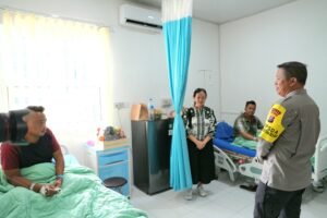 Kapolda Sumut Jenguk Dua Personil Korban Penganiayaan Saat Menangkap Pelaku Narkoba