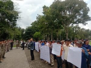 Ratusan Warga Desa Sejagung Demo Bupati Tuntut Kepala Desa Dipecat