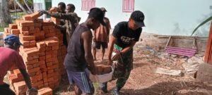 Pengabdian Satgas Yonif 623 Gotong Royong Bangun Masjid Bersama Warga
