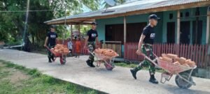 Pengabdian Satgas Yonif 623 Gotong Royong Bangun Masjid Bersama Warga