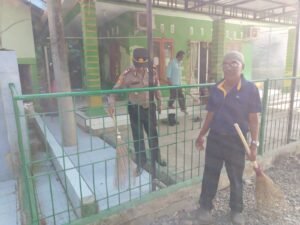 Kapolsek Pangkalan Brandan Bersama Masyarakat Bersihkan Musollah Dalam Semangat Gotong Royong