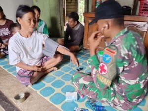 Satgas Yonarmed 16/TK Laksanakan Pelayanan Kesehatan Door to Door di Perbatasan RI-Mly