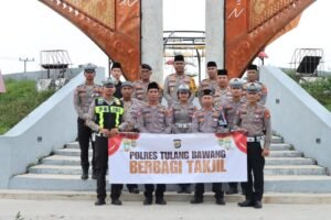 Polres Tulang Bawang Bagikan Takjil Gratis di Tugu Garuda itu AKBP James Sampaikan Pesan Ini