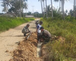 Satgas Pamtas RI-Malaysia Yonarmed 16/TK Bersama Masyarakat Laksanakan Karya Bhakti