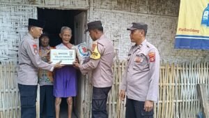 Wujud Kepedulian Polri, Kapolsek Punggur Bagi Bagi Beras dan Sembako Untuk Warga Membutuhkan